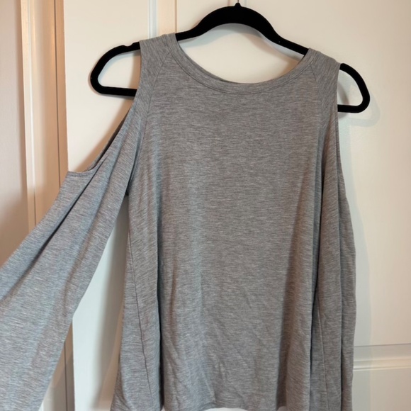 BB Dakota Gray Long Sleeved Cold Shoulder Top Small great condition - Picture 2 of 6